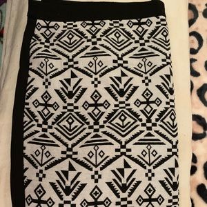 {{Curvy}} Patterned black & White pencil skirt.